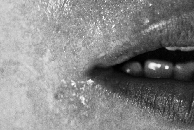 Close-up eines halb geöffneten Frauenmundes