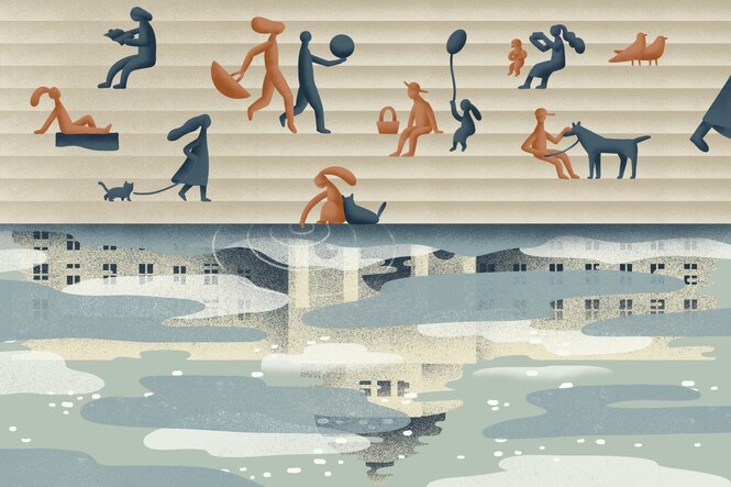 Menschen sitzen auf einer Treppe an einem Gewässer, im Wasser spiegelt sich die Fassade eines Gebäudes