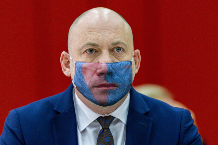 Ein Mann mit einer Corona-Schutz-Maske