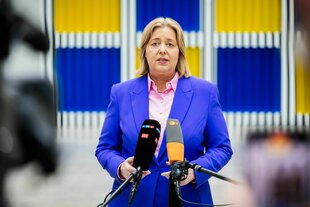 Bärbel Bas vor Fernseh-Mikrofonen