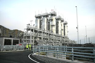 Gesamtansicht der Northern Lights-Kohlenstoffabscheidungs- und -speicheranlage. Die Anlage besteht aus Rohren, Speichertürmen, und viel Metall