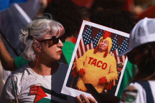 Eine Frau mit einem Taco-Trump („Trump always chickens out") bei einer Demo gegen die Importzölle in Brasilien