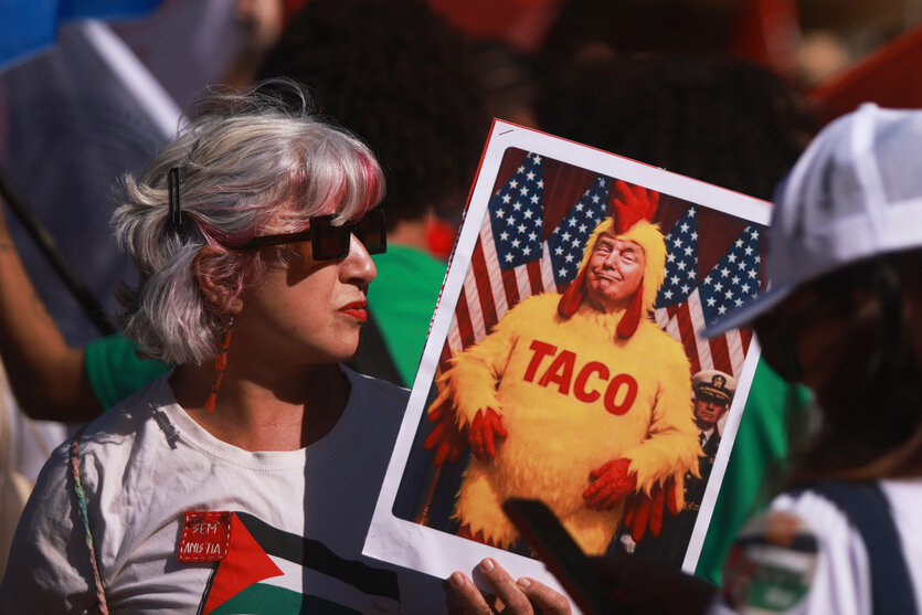 Eine Frau mit einem Taco-Trump („Trump always chickens out") bei einer Demo gegen die Importzölle in Brasilien