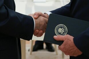 Russlands Machthaber Wladimir Putin (links) begrüßt am Mittwoch den US-Sondergesandten Steve Witkoff per Handschlag im Kreml