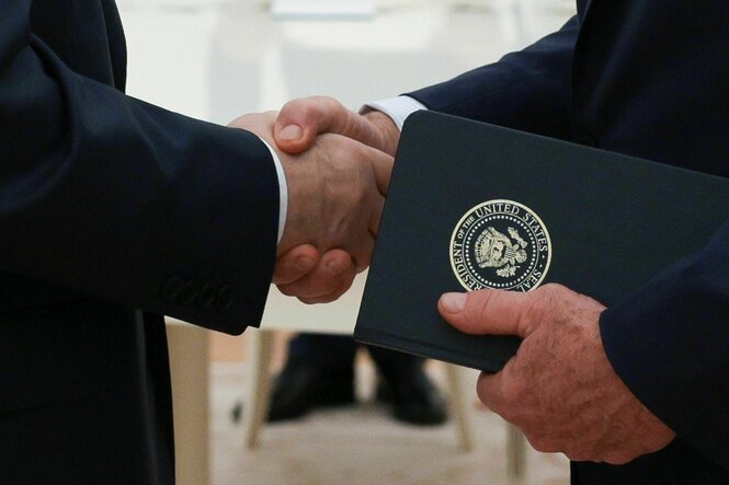 Russlands Machthaber Wladimir Putin (links) begrüßt am Mittwoch den US-Sondergesandten Steve Witkoff per Handschlag im Kreml