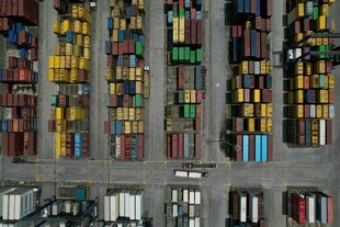 Container stehen in Reihen und gestapelt übereinander