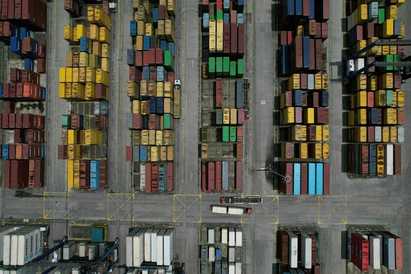 Container stehen in Reihen und gestapelt übereinander