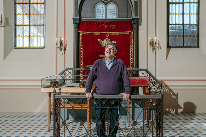 Porträt von Alex Jacobowitz in der Synagoge von Gröbzig