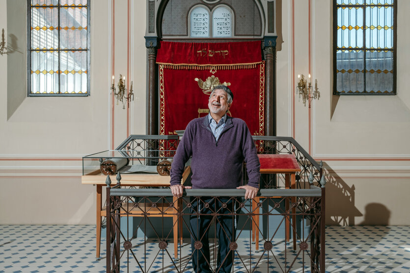 Porträt von Alex Jacobowitz in der Synagoge von Gröbzig