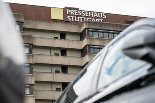 Die ungepflegte Fassade des Stuttgarter Pressehauses auf mittlere Distanz fotografiert.