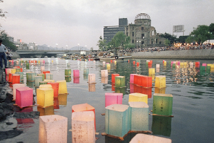 Die Atomic Bomb Dome erhebt sich über den bunten Papierlaternen, die am Samstag, dem 6. August 1988, den Motoyasu-Fluss in Hiroshima hinabtreiben.