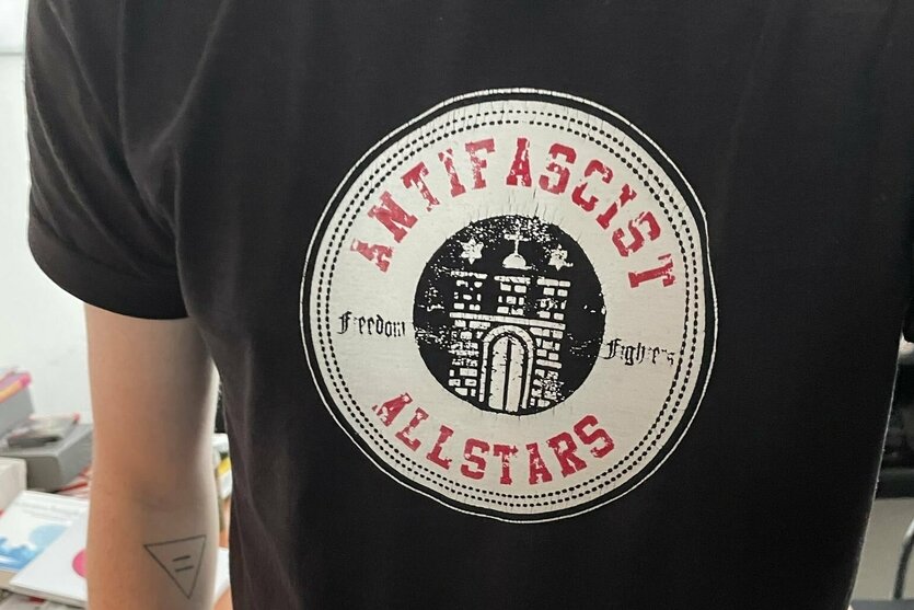 Ein T-Shirt mit Antifa-Aufdruck