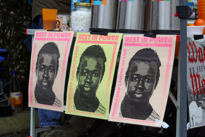 Drei Protestplakate mit dem Porträt von einem Mann mit dem Schriftzug: Rest in Power