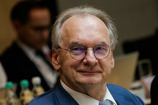 Ein Mann mit Brille schaut freundlich