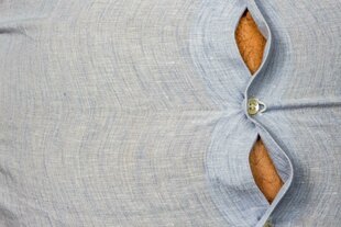 Ein Hemd spannt sich über den Bauch eines Mannes
