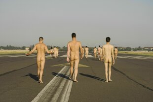 Nackte Menschen auf dem Berliner Tempelhofer Feld