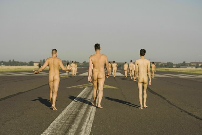 Nackte Menschen auf dem Berliner Tempelhofer Feld