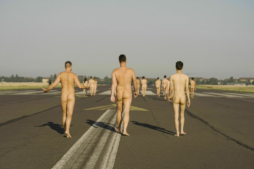 Nackte Menschen auf dem Berliner Tempelhofer Feld
