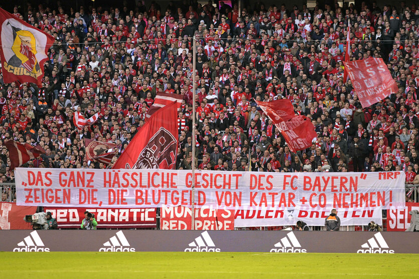 Ein riesiges Banner wird auf der Fankurve des FC Bayern München ausgebreitet, mit klarer Kritik gegen Sponsoring aus Katar und weiteren Golfstaaten