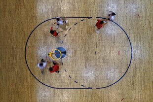 Ein Spielfeld von oben, es sieht ein bisschen aus wie beim Basketball, ist es aber nicht