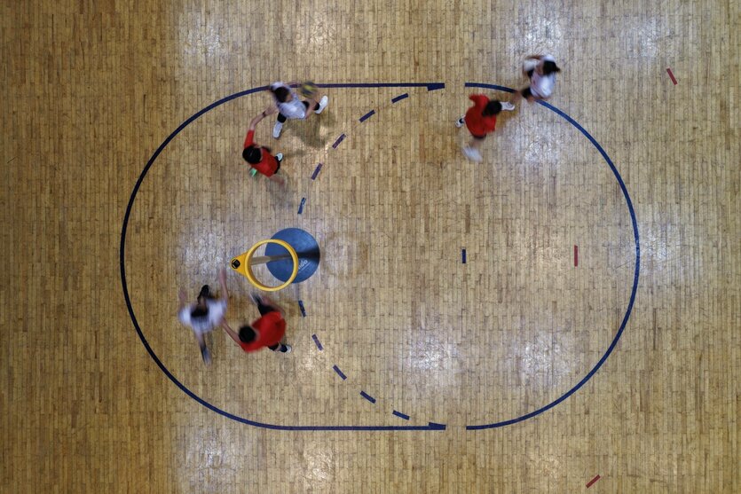 Ein Spielfeld von oben, es sieht ein bisschen aus wie beim Basketball, ist es aber nicht