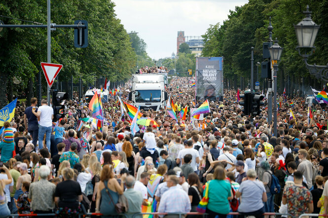 Menschenmassen vor dem Brandenburger Tor am 26. Juli 2024: Die 47. Berlin Pride, die Demonstration zum Christopher Street Day, zieht durch die Stadt und kommt am Großen Stern an.
