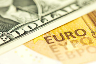 Eine Dollarschein liegt auf einem Euroschein