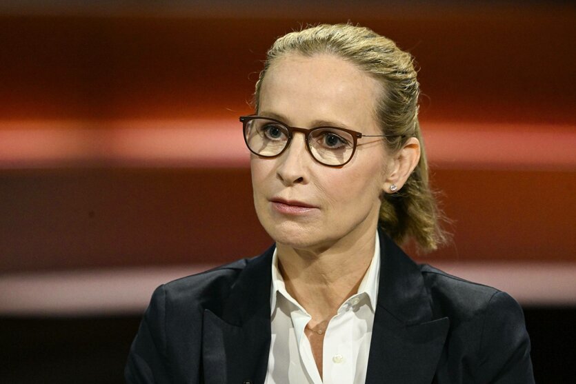 Eine Frau mit Brille schaut ernst