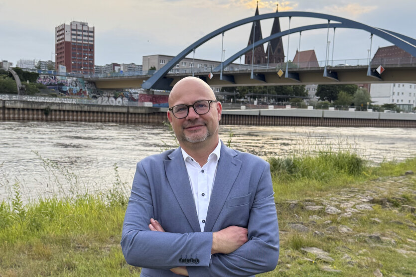 Axel Strasser vor der Stadtbrücke