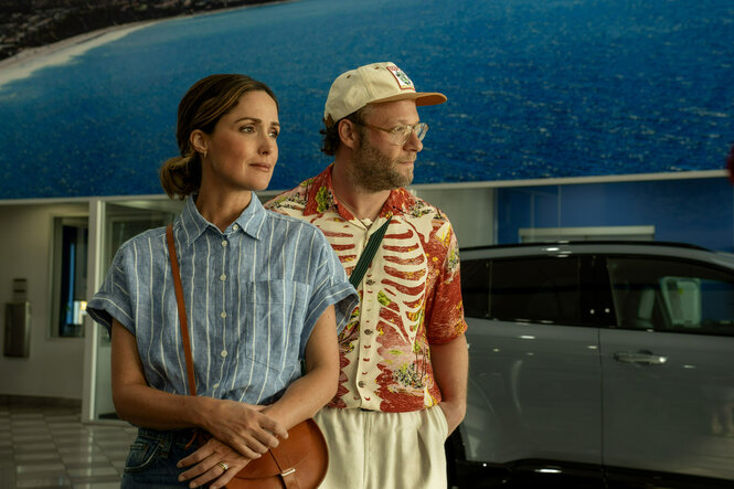 Eine Szene aus dem Film in der eine Frau und ein Mann vor einem Haus stehen