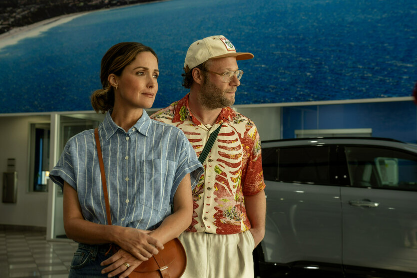 Eine Szene aus dem Film in der eine Frau und ein Mann vor einem Haus stehen