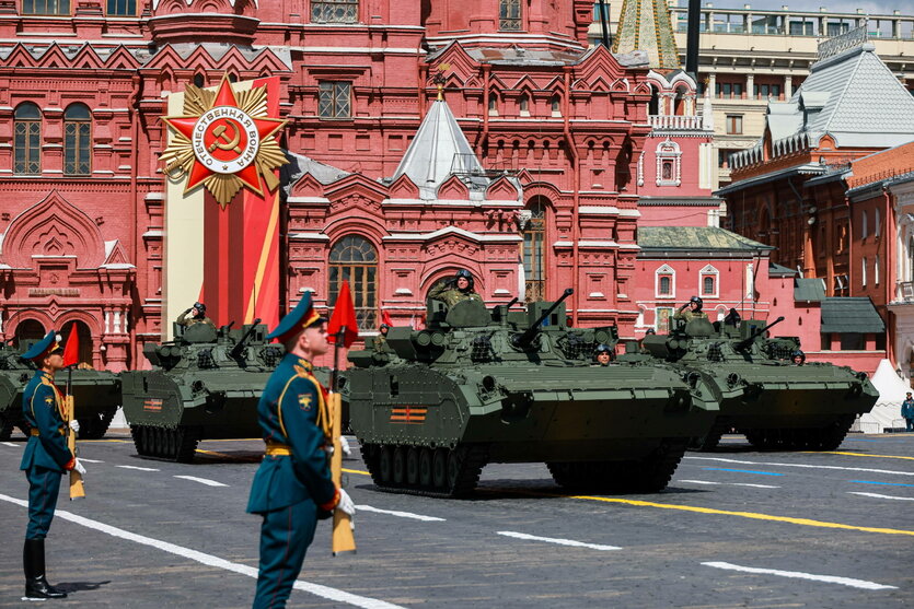 Panzer auf dem Roten Platz in Moskau am 9. Mai 2025