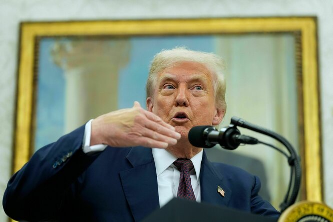 Donald Trump spricht energisch gestikulierend