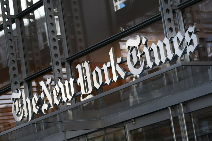 Ein Schild der New York Times hängt über dem Eingang eines Gebäudes