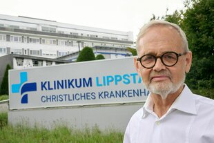 Ein Mann steht vor dem Klinikum Lippstadt