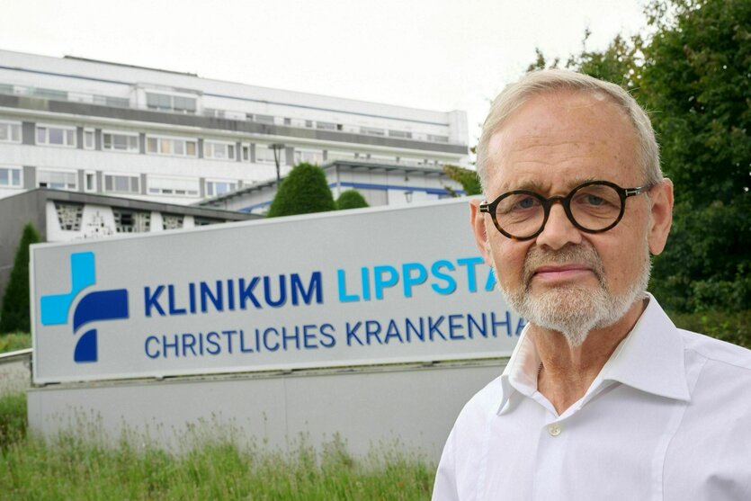 Ein Mann steht vor dem Klinikum Lippstadt