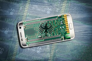 Ein Handy mit Bundesadler auf dem Display (Symbolfoto)