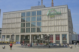 Die Galeria Filiale am Alexanderplatz in Frontalansicht
