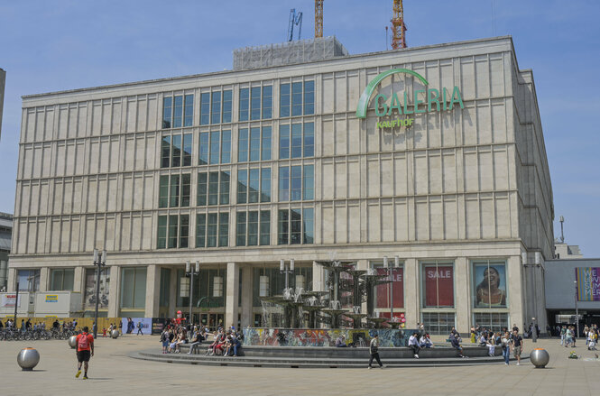 Die Galeria Filiale am Alexanderplatz in Frontalansicht