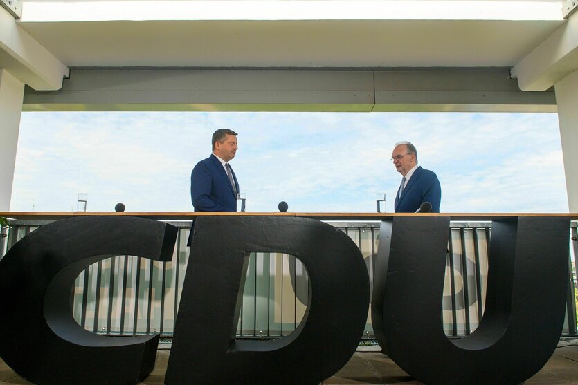 Zwei Politiker stehen auf einer Bühne
