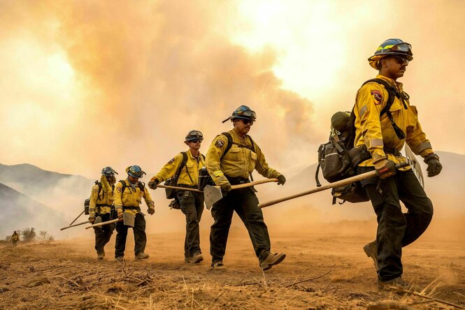 Feuerwehrmänner bei Löscharbeiten