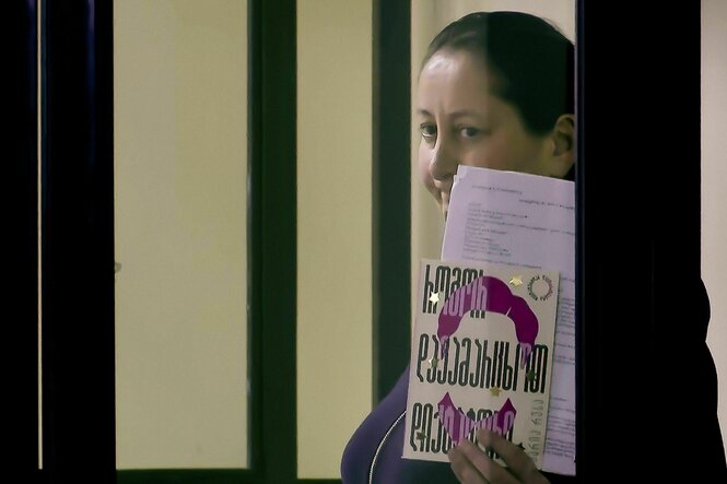 Eine Frau hält ein Buch der Friedensnobelpreisträgerin und Journalistin Maria Ressa mit dem Titel „How to Stand Up to a Dictator“ (Wie man sich gegen einen Diktator wehrt) in den Händen
