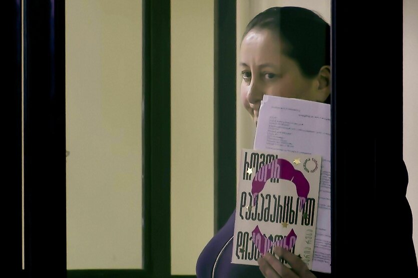 Eine Frau hält ein Buch der Friedensnobelpreisträgerin und Journalistin Maria Ressa mit dem Titel „How to Stand Up to a Dictator“ (Wie man sich gegen einen Diktator wehrt) in den Händen