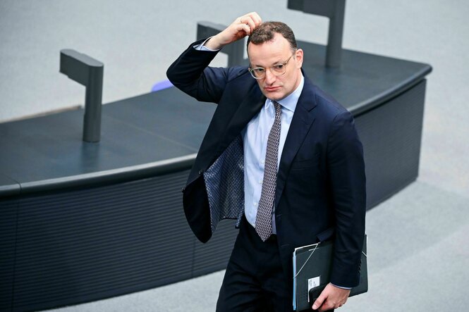 Ein Mann kratzt sich am Kopf