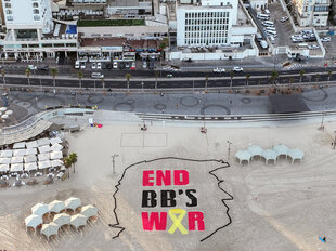 Die Worte "END BB'S WAR" im Sand