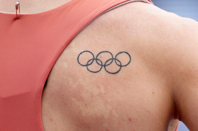 Athletinnenrücken mit Olympiatatoo