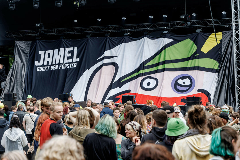 Besucher stehen am ersten Tag des Festivals «Jamel rockt den Förster» 2024 vor der Bühne.