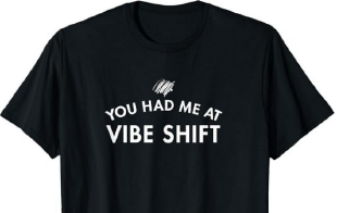 Schwarzes T-Shirt mit Aufdruck: You had me at vibe shift