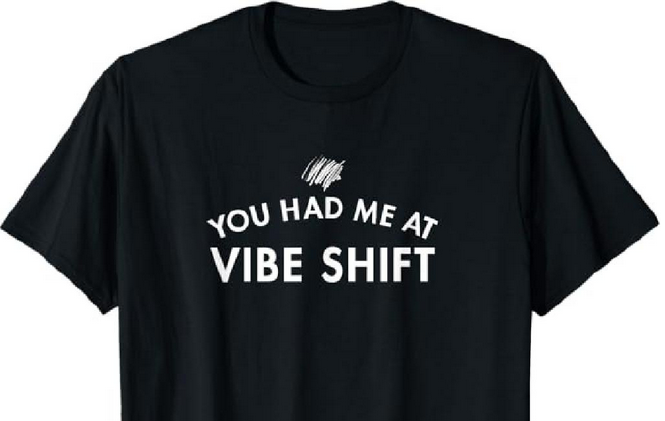 Schwarzes T-Shirt mit Aufdruck: You had me at vibe shift