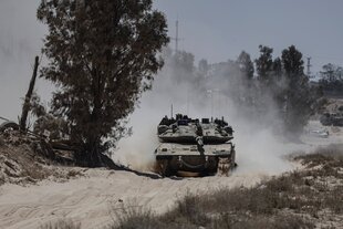 Ein Merkava-Panzer der israelischen Streitkräfte fährt durch unwegsames Gelände